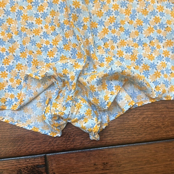 Full Tilt short sleeved romper, zips up back, hidden pockets in front.  Size M - Picture 3 of 8